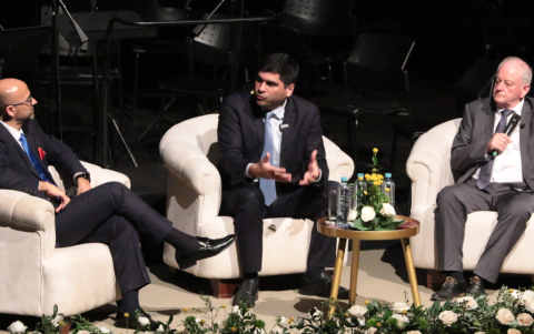 Durante el conversatorio, Ricardo Roggiero, Otto Sonnenholzner y Volker Allendorf.