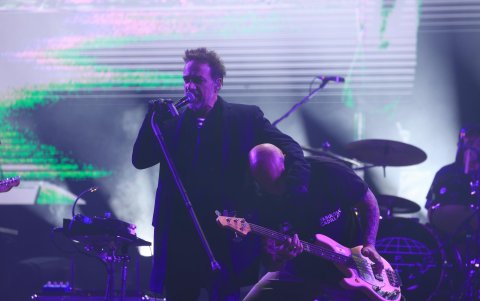 Vicentico, icónico cantante de la banda, se presentó en el escenario entre aplausos y gritos de los fans.