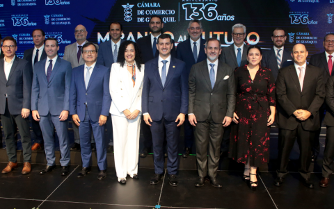 Miguel González, presidente de la Cámara, junto a los socios.