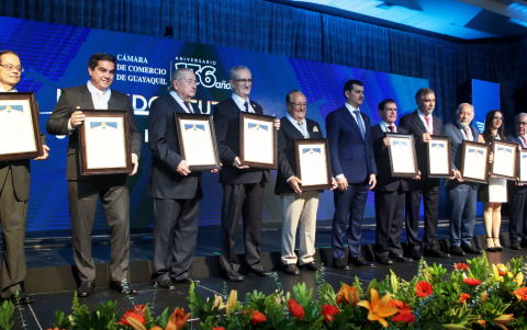 Durante la ceremonia, se entregaron reconocimientos a empresas y socios con trayectorias destacadas.