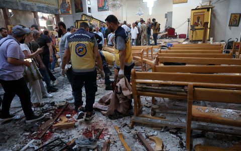 Escombros y sangre eran visibles en el sitio.