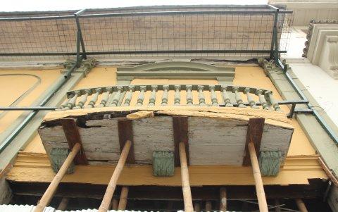 Con el temblor del sábado 21 de junio, moradores de algunos edificios, que los sostienen cañas o evidencian daños, temieron que colapsen.