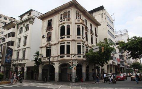 Uno de los edificios del centro que se encuentra deshabitado. Presenta grietas.