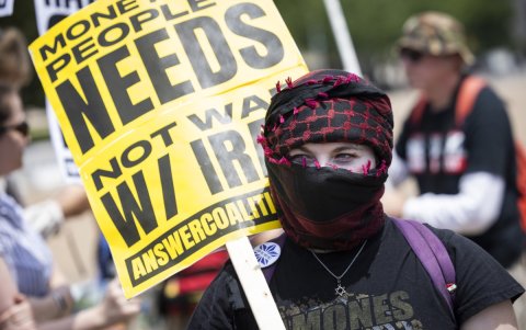 Una persona lleva una pancarta este domingo en Washington, en protesta al ataque de Estados Unidos a las bases nucleares de Irán.