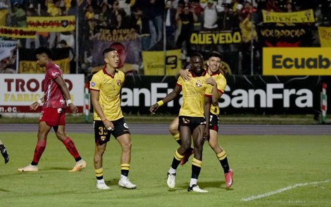 El extremo ecuatoriano Janner Corozo (c) se erigió como la figura de un compromiso que se destrabó en la última media hora. La fiesta en Riobamba la selló Miguel Parrales (i) con un doblete.