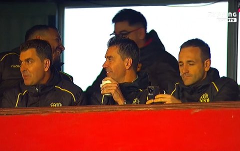 Ismael Rescalvo (i) presenció la goleada del Barcelona SC 5-0 ante Mushuc Runa desde las gradas del Olímpico de Riobamba.