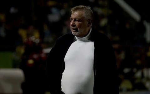 El DT Ever Hugo Almeida fue expulsado en el partido ante Barcelona SC.