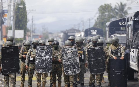 Integrantes de la Policia Nacional reaccionan durante la jornada de protestas esté domingo, en Changuinola, Bocas del Toro, (Panamá).