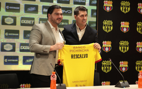 Antonio Álvarez, le entrega la camiseta de Barcelona SC al nuevo DT, Ismael Rescalvo.