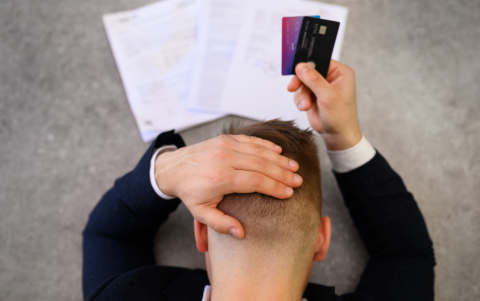 se puede renegociar una deuda de tarjeta de crédito para impedir que llegue a escalas legales