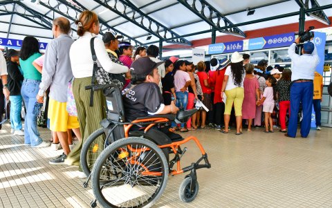 Tumultos. Quienes se movilizaban en silla de ruedas o con bastones evitaron ingresar a los buses o esperaron a que  pasen vacíos.