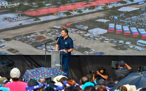 Hecho. El alcalde rindió cuentas de su gestión previo a subirse a un bus.