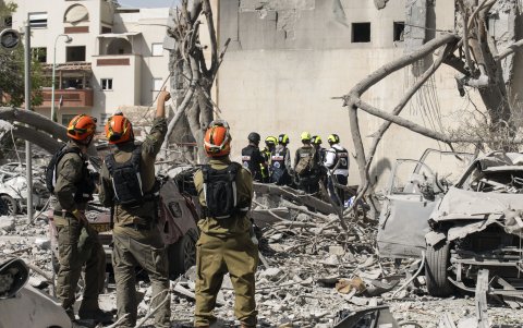 Al menos cuatro personas murieron este martes tras el impacto de un misil iraní contra un edificio residencial en la ciudad de Beersheva, en el sur de Israel.