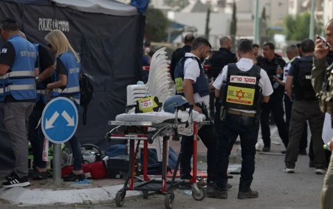 Equipos de rescate israelíes en una zona residencial de Beersheva, en el sur de Israel, tras un ataque iraní.