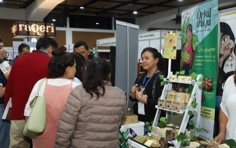 Productores y visitantes comparten experiencias en los stands del Salón del Chocolate, donde se promueve el consumo responsable y se destacan la trazabilidad y calidad del cacao y café ecuatorianos