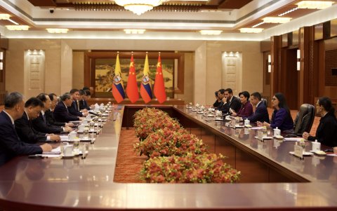 Delegaciones de Ecuador y China dialogan en un encuentro bilateral en junio de 2025; la canciller Gabriela Sommerfeld acompaña al presidente Noboa en esta mesa de alto nivel