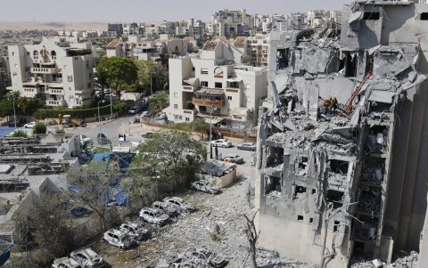 Los trabajadores de emergencia verifican los daños causados ​​a un edificio por un ataque con misiles iraníes en Beersheba, en el sur de Israel, el 24 de junio de 2025.