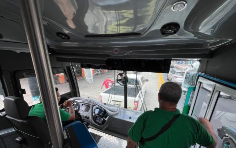 Carril invadido por camioneta parqueada.