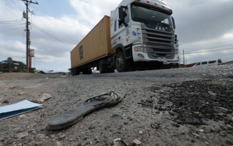 En este punto de la vía Perimetral falleció la mujer a quien le cayó encima el contenedor.