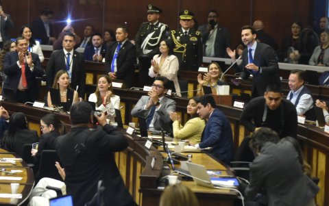 Niels Olsen preside la sesión de la Asamblea Nacional en medio de una polémica discusión por la Ley de Integridad Pública.