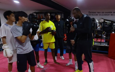 Formador. Beber tiene a su cargo un grupo en el  Águila Negra Fighting Club.