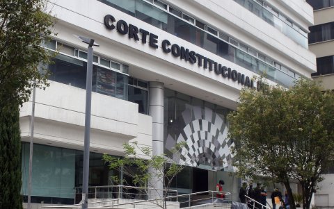La Corte Constitucional está conformada por nueve jueces que se designan ras un concurso.