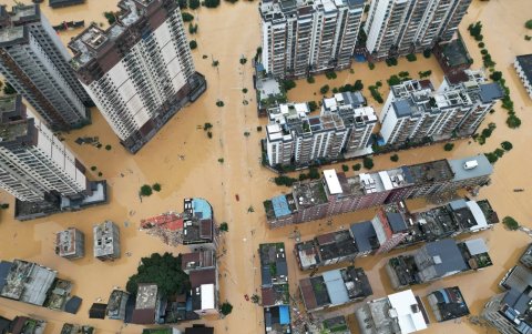 Una fotografía aérea muestra edificios inundados en Rongjiang, en la provincia de Guizhou, suroeste de China, el 24 de junio de 2025.