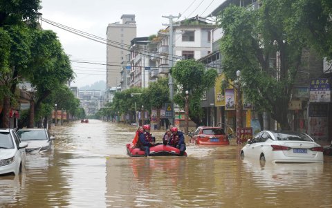 Los rescatistas ayudan a evacuar a los residentes de una calle inundada en Rongjiang, en la provincia de Guizhou, en el suroeste de China, el 24 de junio de 2025.
