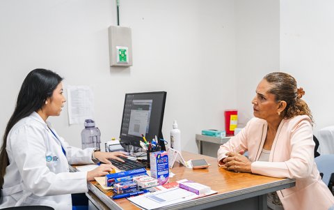Atención médica en el Hospital Bicentenario.