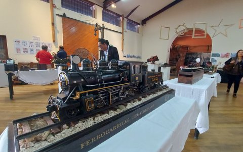 Más de 50 emprendimientos ofrecen productos variados. La imagen del tren no puede faltar en la feria.