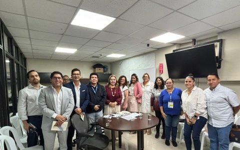 Vecinos participaron en reunión con representantes municipales.