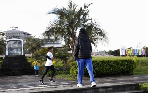 En dos videos se registró el brutal ataque a una estudiante de colegio en el Itchimbía, un parque del centro de Quito.