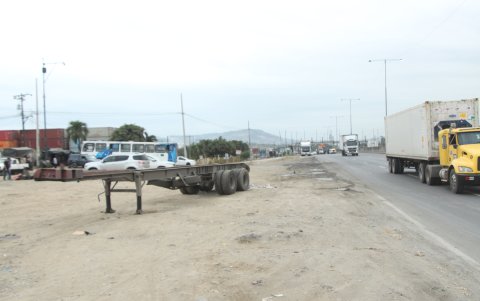 Así quedó uno de los tráileres siniestrados este 25 de junio de 2025 en la vía Perimetral. Un día antes, una peatona murió luego de que le cayó un contenedor encima.