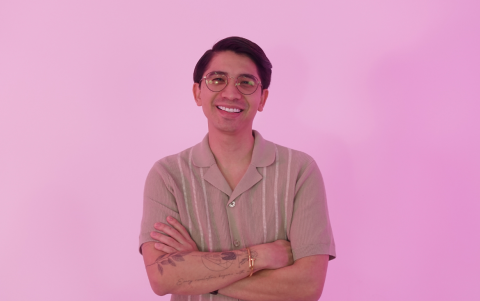 El psicólogo clínico Kevin Ubillús trabaja con pacientes LGBTIQ+ ayudándoles a sanar desde la aceptación y el acompañamiento profesional.