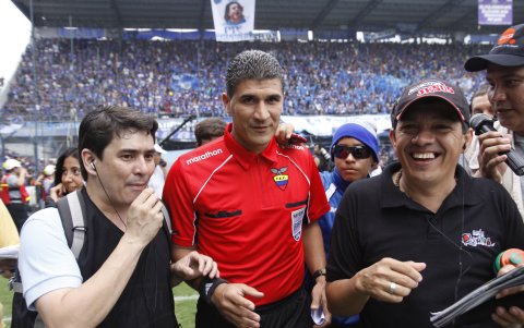 El ecuatoriano Alfredo Intriago (c) fue árbitro FIFA