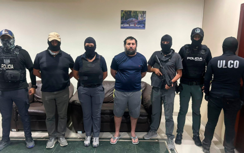 El líder de Los Choneros fue fotografiado junto con elementos de la Policía Nacional. El ministro John Reimberg difundió la imagen.