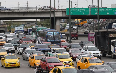 Aunque no sean horas pico, el tráfico en la ciudad se multiplica. La gestión de la ATM es otro cuestionamiento.