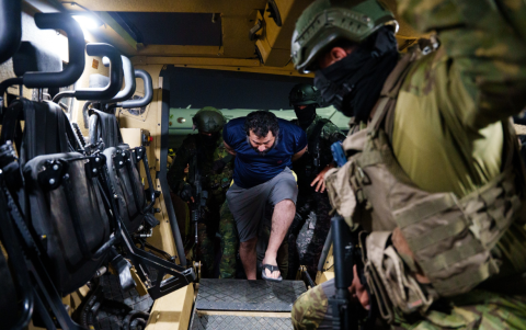 Alias Fito fue trasladado bajo fuerte resguardo militar al Centro de Rehabilitación Social La Roca, en Guayaquil.