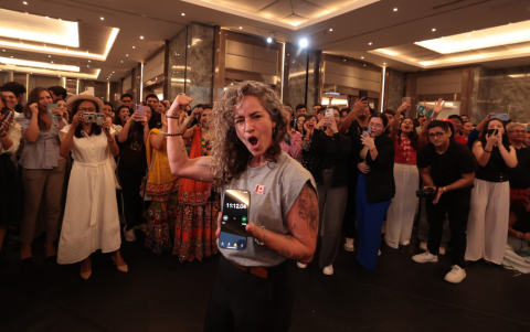 Andrea Lozada, feliz con su premio.