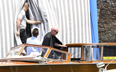 El diseñador de moda italiano Domenico Dolce sale del Hotel Aman, donde se hospeda el multimillonario de Amazon Jeff Bezos, el día en que comienzan las celebraciones de su boda.