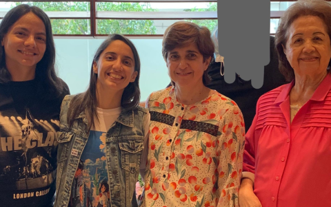 María José junto a su esposa Ángela, su mamá y su abuela