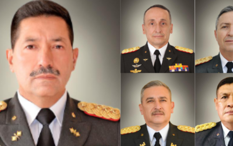 En orden de izquierda a derecha: Gral. de División Henry Delgado, Gral. de Brigada Fernando Lamas, Gral. de Brigada Iván Vásconez, Gral. de Brigada Jaime Navarrete, Gral. de Brigada Amílcar Alvear