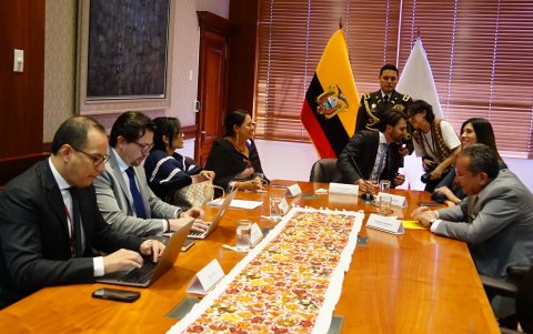El presidente de la Asamblea Niels Olsen mantuvo una corte reunión con los jefes de las bancadas.