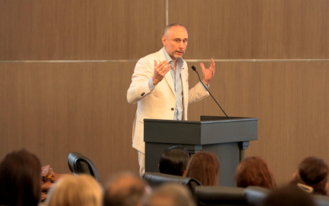 El embajador Giovanni Davoli durante su ponencia.