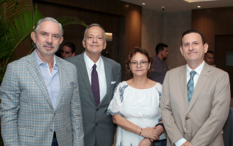 José Pileggi, Gustavo Costa, Lorena Alvear de Pileggi y Víctor Jurado.