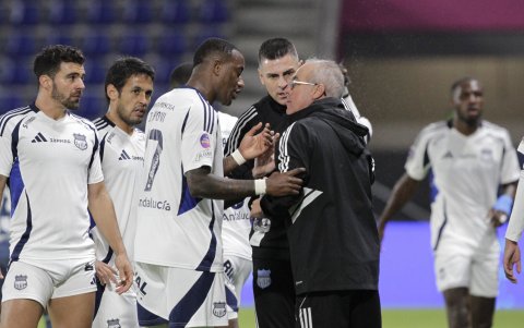 El entrenador Jorge Célico (d) y el delantero Jaime ‘La Yoya’ Ayoví (c) intercambian palabras tras acabar el primer tiempo con una victoria parcial 1-0 en el partido ante Universidad Católica (1-1).