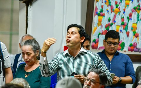 Douglas Valarezo fue uno de los residentes que cuestionó la construcción de dos pasos a desnivel en Los Ceibos, con los que el Municipio de Guayaquil promete reducir la congestión vehicular.