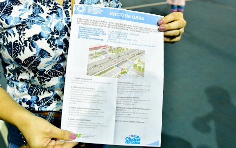 Residentes de Los Ceibos recibieron datos de los pasos a desnivel que se harán en el sector, en la charla informativa que organizó el Municipio de Guayaquil.