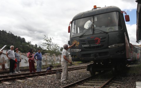 Comunidad. Los vecinos se unieron para limpiar la estación de Chimbacalle y borrar los rayones en los trenes.