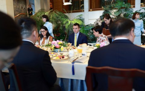 El presidente Daniel Noboa se reunió en China con empresarios de ese país como parte de su gira en Asia.